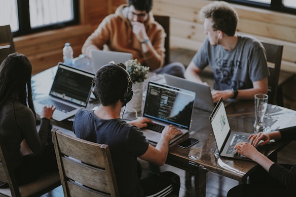 Equipo de UepIA trabajando en soluciones de automatización con inteligencia artificial